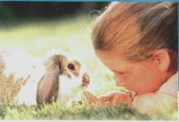 Kind mit Hase